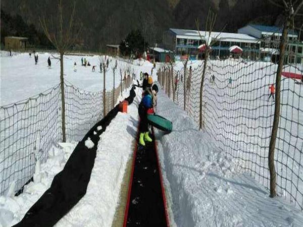 滑雪場魔毯